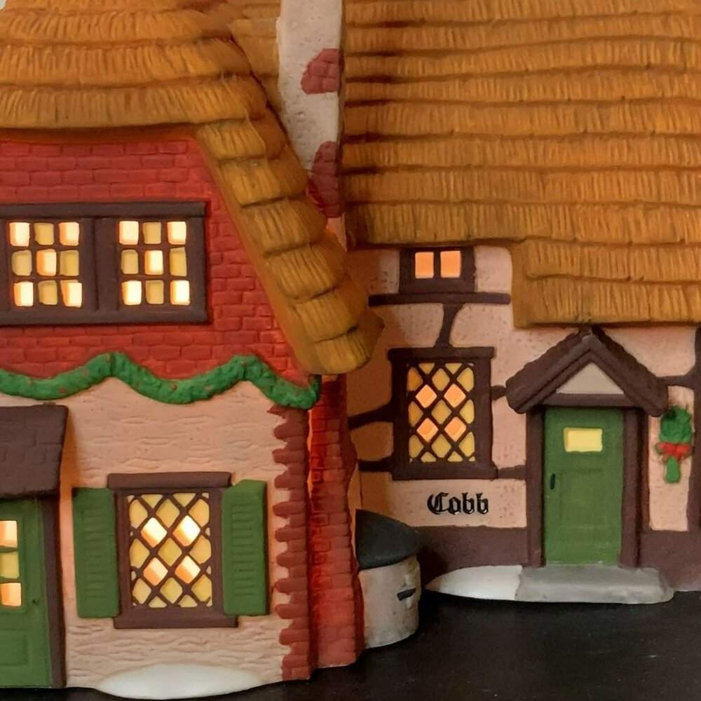 Dept 56 Cobb Cottage Dickens Village Lighted Christmas Building - 1994 (no box) - Picture 3 of 11